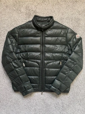 Moncler acorus jacka - Tja, säljer en tvär fet grön moncler acorus jacka i storlek 2(Passar S), moddelen är 178 cm lång.  jackan är 100% äkta då man kan legit checka den med bilderna. En väldigt unik jacka nu inför våren så kom privat vid minsta lilla och pris går givetvis att diskutera🍾🍾🥂