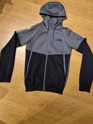 McKenzie zip - Tja säljer nu en Limited edition McKenzie zip i storlek xs paasar även S ny skick och säljs ej mer