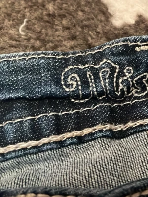 Miss me jeans - Miss me jeans köpta i stockholm för ish 3år sen, bra skick med intressant tema med broderi      . Pris kan diskuteras! :)