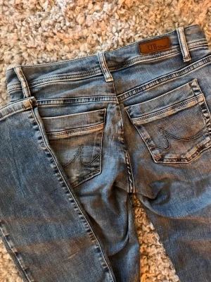 Blå jeans från LTB W26 L32 - Snygga blå jeans från LTB med klassisk femficksmodell och ljus tvätt.