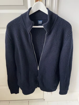 Boggi Milano cardigan  - Boggi Milano cardigan - Inga defekter! Modellen i bilderna är 180 cm 75 kg och bär Storlek M , Kom med frågor! 🌟 (Kan gå ned i pris vid köp av paket 😉) 