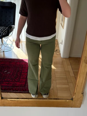 Gröna Mother jeans - Gröna jeans från Mother. Modellen ”The Roller Fray”. Fray står för att dem inte har en söm nertill! Innebenslängd ca 80 cm. Använda ca 2 gånger. Nypris ca 4 000kr. 