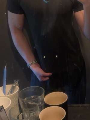 Gymshark ONYX  - Otroligt snygg och sälsynt gymshark tröja med blåt tjockt logga i mittten av bröstet sitter väldigt skönt och tajt runt armarna och bröstet. 