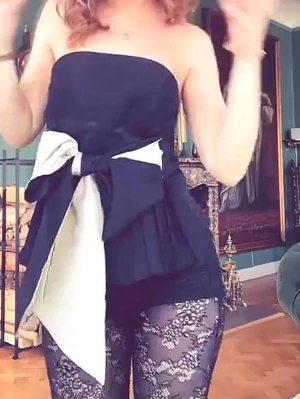 Svart axelbandslös topp med stor rosett - Super fin och unik topp från Zara med rosett där fram som även går att fixa där bak🥰