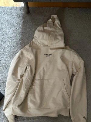 Beige hoodie från Calvin Klein Jeans - Bra skick. Skön material som är varmt men ändå luftigt. 
