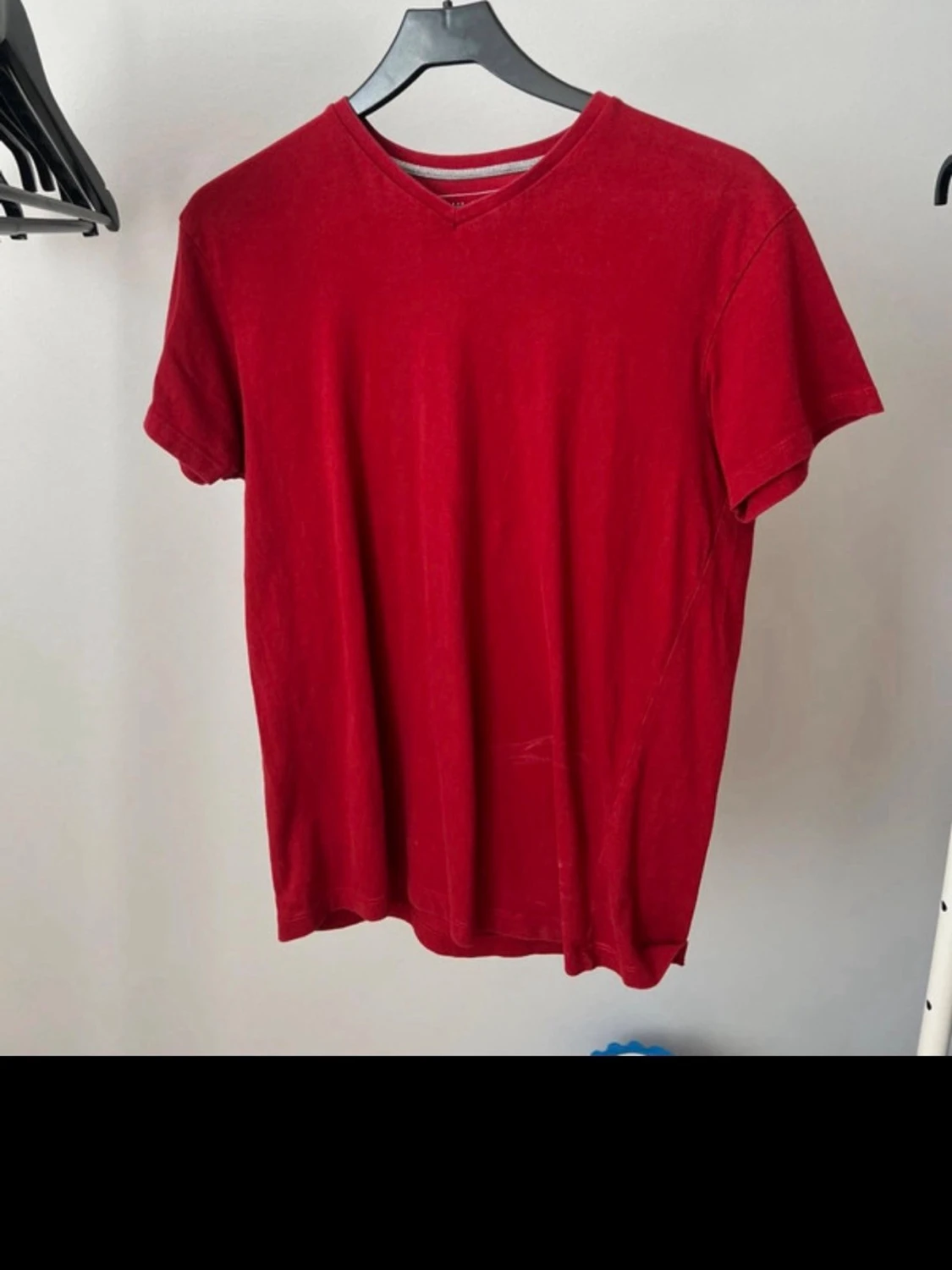 Röd v-ringad t-shirt