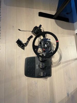 Logitech G29 ratt, pedaler, växelspak och handbroms - Logitech G racingratt med tillhörande pedalset och växelspak för racingspel och körsimulatorer. Pedalstället har tre pedaler för gas, broms och koppling. Ratten är monterad på en Logitech-bas och är utrustad med flera knappar och reglage. I paketet ingår även separat handbroms och växelspaksenhet med USB-anslutning. Utrustningen är avsedd för användning med dator eller spelkonsol som stödjer Logitech G-seriens rattar. Ratten är utbytt mot en drifting ratt men alla knappar o sånt finns! Mvh Elias