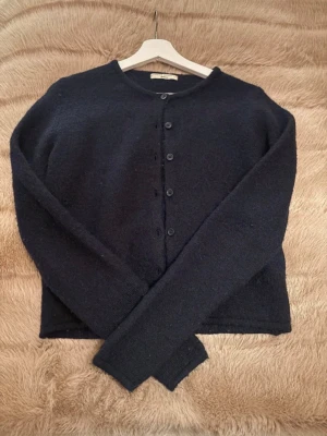 Mörkblå kofta - Säljer en jättefin mörkblå stickad kofta från ginatricot. Storlek S. Bra skick, använd 1 gång💙Redo att skickas direkt📦
