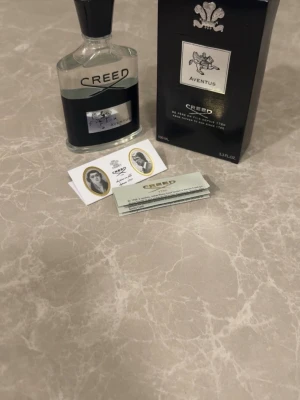 Creed Aventus  - Säljer en riktigt god och populär parfym. Den är helt ny och kommer med all original förpackning. Den är fräsch och god passar perfekt till vår och sommar. Säljer den eftersom jag rensar min parfym samling och föredrar lite mer söta dofter.