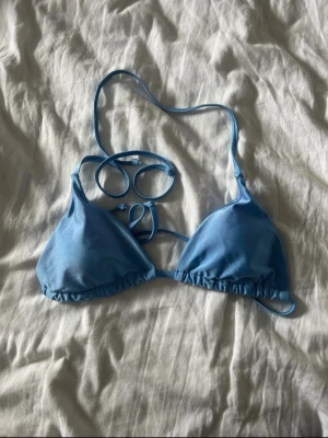 Blå bikinitopp med knyt - Blå glittrig topp