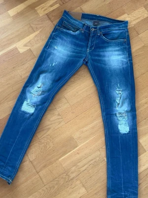 Dondup Jeans - Säljs då dom inte används. Väldigt fint skick utan defekter! Storlek W31. Skriv gärna vid minsta fundering🙌