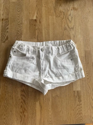 Vita snygga jeansshorts  - Snygga vita jeansshorts i storlek 164 men passar mig som bär XS! perfekta för varma dagar 🌞 Klassisk modell med fickor fram och bak samt uppvikta ben för en avslappnad look.  ✔️ Bra skick ✔️ Bekväm passform med lite stretch ✔️ Lätta att matcha till allt – t-shirt, linne eller hoodie  Perfekta till både vardag och semester!  📦 Snabb leverans 💬 Hör av dig vid frågor eller för fler bilder
