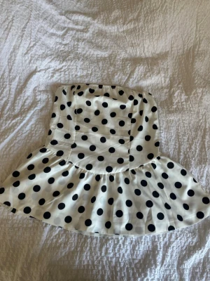 Tub topp - Prickig tub topp, köpt i Spanien förra sommaren men jag har aldrig använt den då jag inte gillade hur den satt. Den har stretch och dragkedja vid bysten.