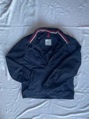 Mörkblå vindjacka MNG | M  - Snygg mörkblå vindjacka från Mango herr | Skick: Mycket bra | Strl: M | Hör av dig vid funderingar⁉️ 