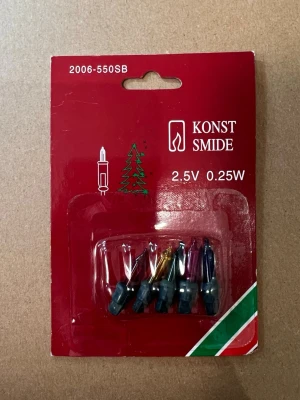 Reservlampor Konstsmide 2.5V 0.25W - Flerfärgade reservlampor från Konstsmide, modell 2006-550SB. Passar till julbelysning och adventsljusstakar. Lamporna är små, har 2.5V och 0.25W och levereras i originalförpackning. Perfekt för att byta ut trasiga lampor i din juldekoration.