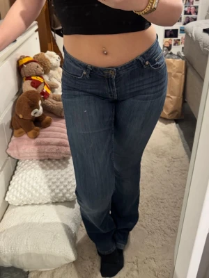 Jeans - Säljer ett par mörkblå bootcut jeans med låg midja i storlek S. Jeansen är från Lindex och har ett ytters litet hål på låret, det är även insydda i midjan och passar perfekt på mig som har byxor i xs-s!💕