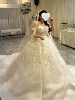 Vit brudklänning med spetsdetaljer - Dröm brudklänningen till salu Stad: Södertälje / stockholm Storlek: 36-38 (justerbar)  Pris: 27.000 kr (pris kan diskuteras) org pris: 60.000 kr Övrig info: Exklusiv bröllopsklänning från Brud & Fest. Säljer nu min magiska brudklänning som är täckt med handgjorda 3D- blommor, pärlor och diskreta paljetter.  Klänningen har en korsettinspirerad rygg med snörning som gör den justerbar i storlek och framhäver midjan perfekt. kan även användas för dig som är 34.  Den har ett lyxigt långt släp och en 