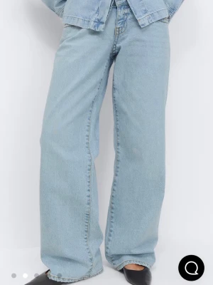 Ljusblåa raka jeans med låg midja - Säljer ett par ljusblå jeans med rak och lös passform samt låg midja. Jeansen har klassiska fickor och är tillverkade i denim med en avslappnad vibe. Perfekta för dig som gillar en chill och trendig stil. Dem är använda en gång.