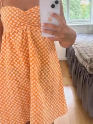 Orange blommig klänning  - Så himla fin orange klänning med blom detaljer från hm, nyskick 