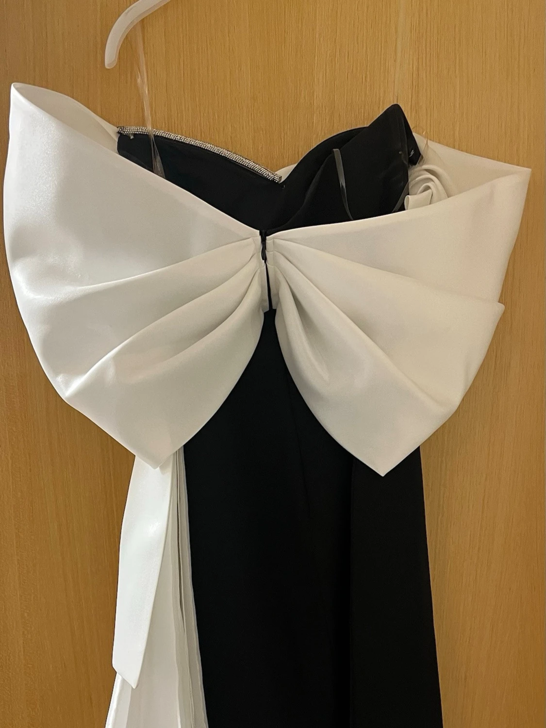 Svart och vit axelbandslös klänning - 1