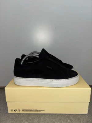 Axel Arigatos clean 360 - Säljer dessa fina Arigatos som är nästan som nya, dem är bara använda ett par få gånger. Den här modellen går inte att köpa längre och nypris var 2500 när den var ute.