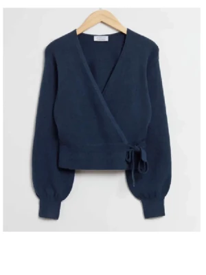 Mörkblå omlottstickad tröja - Snygg mörkblå stickad omlott-tröja med knytband i midjan och långa ärmar från other stories. .