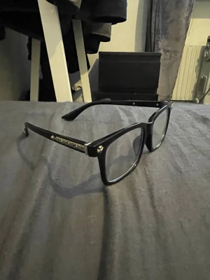 Chrome hearts glasses  - Snygga svarta solglasögon från Chrome Hearts med breda, fyrkantiga bågar och diskreta silverdetaljer vid gångjärnen. Klassisk och stilren design som passar till de flesta outfits. Tillverkade i syntetmaterial. DEN ÄR ANTIBLUE LIGHT OCKSÅ!!!