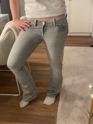 Ljusgrå bootcut jeans - Säljer ett par ljusgrå bootcut jeans med klassisk femficksdesign och normal midja. Har aldirg använt de för jag inte gillar färgen. 