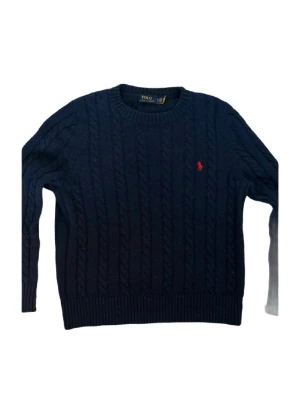 Kabelstickad tröja Ralph Lauren - En av otroligt fin kabelstickad Ralp Lauren tröja, givetvis äkta med fungerande qr Scan. Fantastiskt skick utöver att den är smått nopprig, vilket enkelt kan fixas. Inga defekter eller fläckar, skriv vid minsta fundering, priset kan diskuteras😊