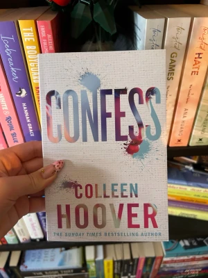 Confess  - Confess av Colleen Hoover på engelska. Läst men inga märkvärdiga skador!  Kolla min profil för liknande böcker! +bundle  rabatt!
