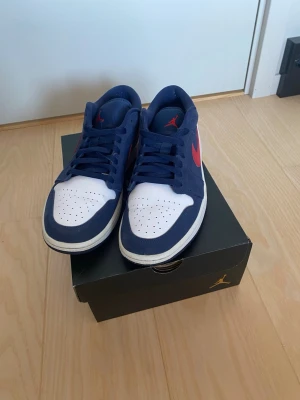 Nike Jordan 1 Low blå/vit/röd - Oanvända Jordan 1 low