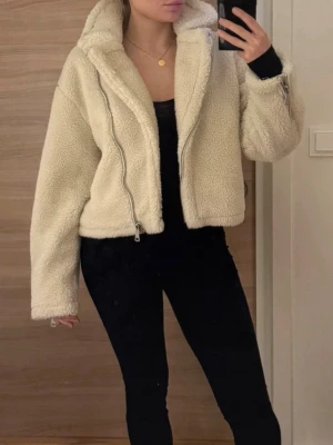 Teddyjacka - Vit/creme teddyjacka från NAKD i storlek 34
