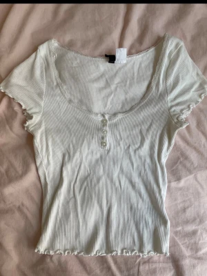 Söt vit ribbad topp  - Söt vit topp med korta ärmar och spetskant perfekt till sommaren