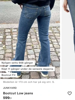 Blå bootcut jeans från Junkyard - Snygga blå bootcut jeans från Junkyard med låg midja och klassiska fickor bak. Jeansen har en markerad söm och lätt utsvängda ben, vilket ger en retro och trendig look. Perfekta till sneakers eller boots. Tillverkade i denim med skön stretch. Ej använt mycket så i bra skick!💕