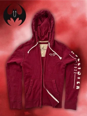 Vintage Hollister Hoodie-zip - Säljer denna sällsynta rödvin Hollister zip hoodie | Mycket bra skick | size M | Längd: 70cm Bröstvidd: 54cm Armlängd: 73cm | Model 178cm, 64kg | Lägg endast bud med avsikt att köpa nu, inga fördröjning! Pris är inte hugget i sten!