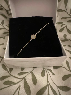 Tunt silverarmband med rund detalj - Snyggt och minimalistiskt armband i äkta silver (925) med en liten rund platta i mitten. Kedjan är tunn och smidig, perfekt för dig som gillar stilrena accessoarer. Kommer i en fin presentask. (Guld platerat)