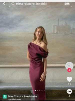 Balklänning Gina slutsåld  - Säljer denna balklänning från Gina som är helt slutsåld pris går att diskutera 