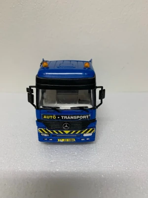 Leksaksbil - Lastbil - Blå leksakslastbil med texten 'AUTO TRANSPORT' framtill. Detaljerad design med många hjul.