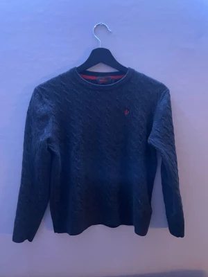 Morris tröja - ⚫️ Svart morriströja med rött märke ⚫️             ⭐️ Använd få gånger utan defekter ⭐️                📏str Xl BARN = Xs/S 📏