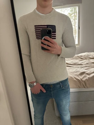 Stickad tröja från Woolrich - Tja! Säljer denna riktigt snygga tröja ifrån Woolrich | Står storlek M men passar också S | Jag på bilden är 183! | Hör av er vid minsta lilla fundering 🙌