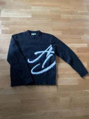 Âme dorée mohair OG/Early release - Aimé Leon Dore Mohair Sweater – LE Pull En Mohair V2 (tidig version)  Beskrivning: Säljer min Âme Dorée LE Pull En Mohair V2 första versionen som släpptes. Svart mohair-tröja med vit grafisk design fram. Väldigt mjuk och skön kvalitet och en av de mer eftertraktade modellerna.  Knappt använd, Inga hål eller större skador – endast normalt lätt slitage. Passar perfekt både casual och mer uppklätt.  • Original Âme Dorée • Mohair-blandning • Tidig/OG version
