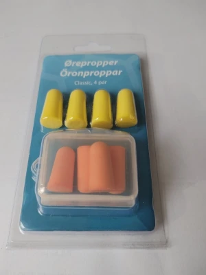 Öronproppar Classic 4 par - Säljer ett paket med fyra par öronproppar, två par gula och två par orange, i mjukt skum. Perfekt för att dämpa ljud vid sömn, studier eller resor. Kommer i en original praktisk plastförpackning och med en liten ask för förvaring.