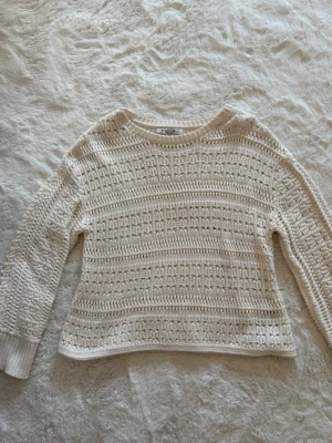 Vit stickad tröja  - Vit stickad tröja i tunt tyg, perfekt för sommarkvällar! Storlek XS i nyskick. 