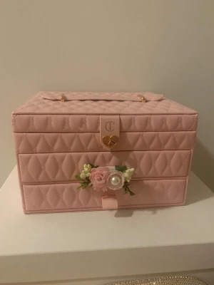 Charlotte Tilbury box - Ny och oanvänd, enbart stått som prydnad