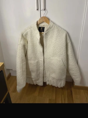 Snygg vårjacka - Jättesnygg vårjacka från Pernilla Wahlgren! Storlek XS men sitter lite oversized vilket är väldigt snyggt!