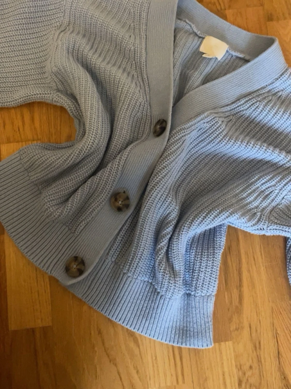 Ljusblå stickad kofta med stora knappar - 1