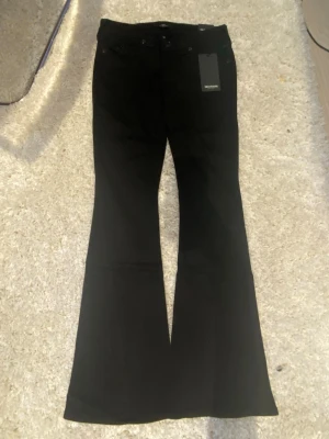Svarta bootcut jeans från Twilfit - Snygga svarta bootcut jeans från true rengion  med  låg  midja. Jeansen har utsvängda ben . Byxorna är ny köpta och aldrig använda dom har har pris lappen kvar dom är i stl w25 skriv gärna för prisförslag eller frågor 💗