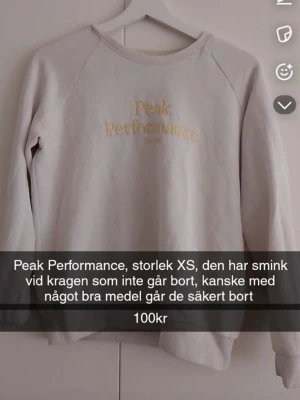 Beige sweatshirt Peak Performance - Säljer en beige sweatshirt från Peak Performance i storlek XS. Tröjan har rund halsringning och broderad logga i gult framtill. Klassisk och enkel design med långa ärmar och mjukt material, perfekt för en avslappnad stil.