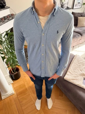 Ralph Lauren Ljusblå skjorta - Riktigt snygg och unik färg, skjortan är i ett mer stickat material vilket gör den sjukt skön och luftig. Hör gärna av er vid funderingar mvh Ae💯