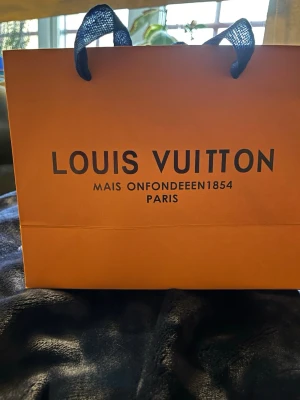 Orange shopping påse tom - Tom snygg orange påse. Fick med den när jag köpte min bok som har en egen annons